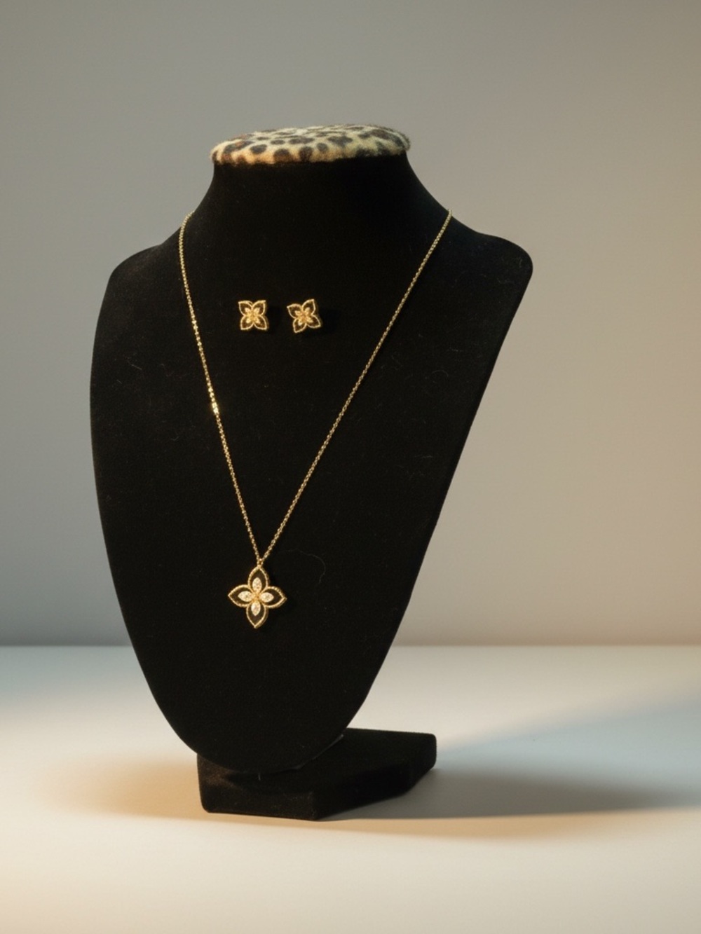 18 K Gold Floral Pendant Necklace and Stud Earring Set - Gold